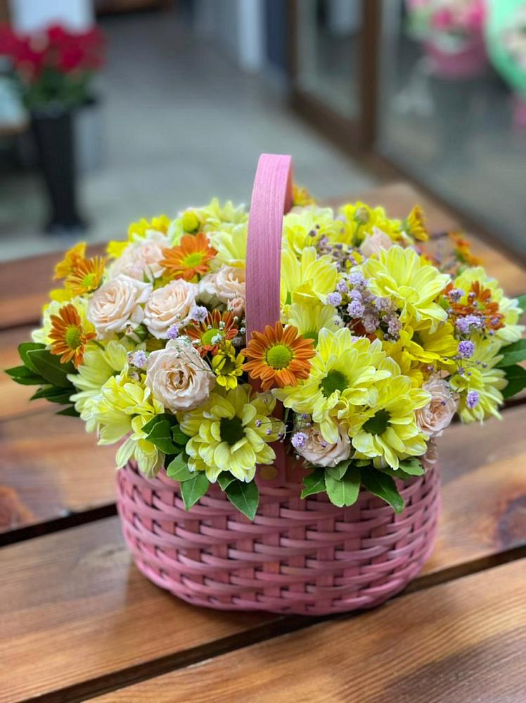Цветочная композиция из Хризантемы и Розы в корзине во Владимировской
