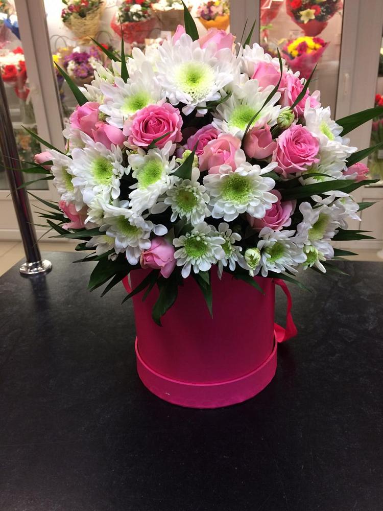 Цветочная композиция из Розы и Хризантемы в шляпной коробке во Владимировской